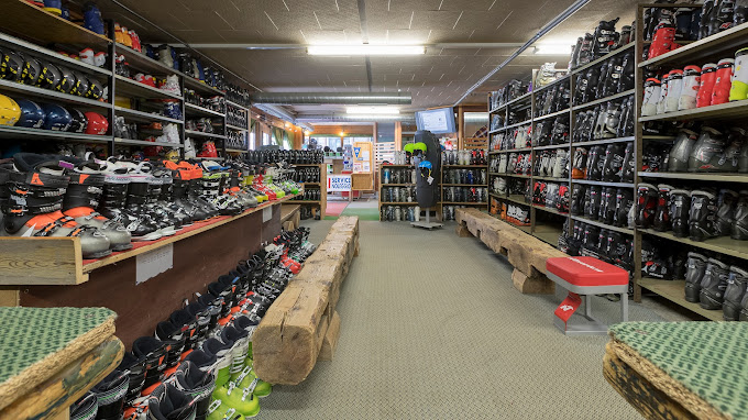 The rental shop Compagnoni Ski Service from inside.