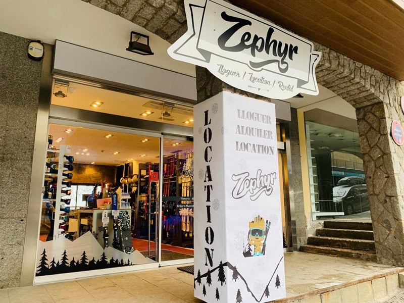 Der Skiverleih Zephyr Esports - Pas de la Casa von außen.
