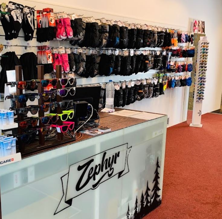 The rental shop Zephyr Esports Pas de la Casa from inside.