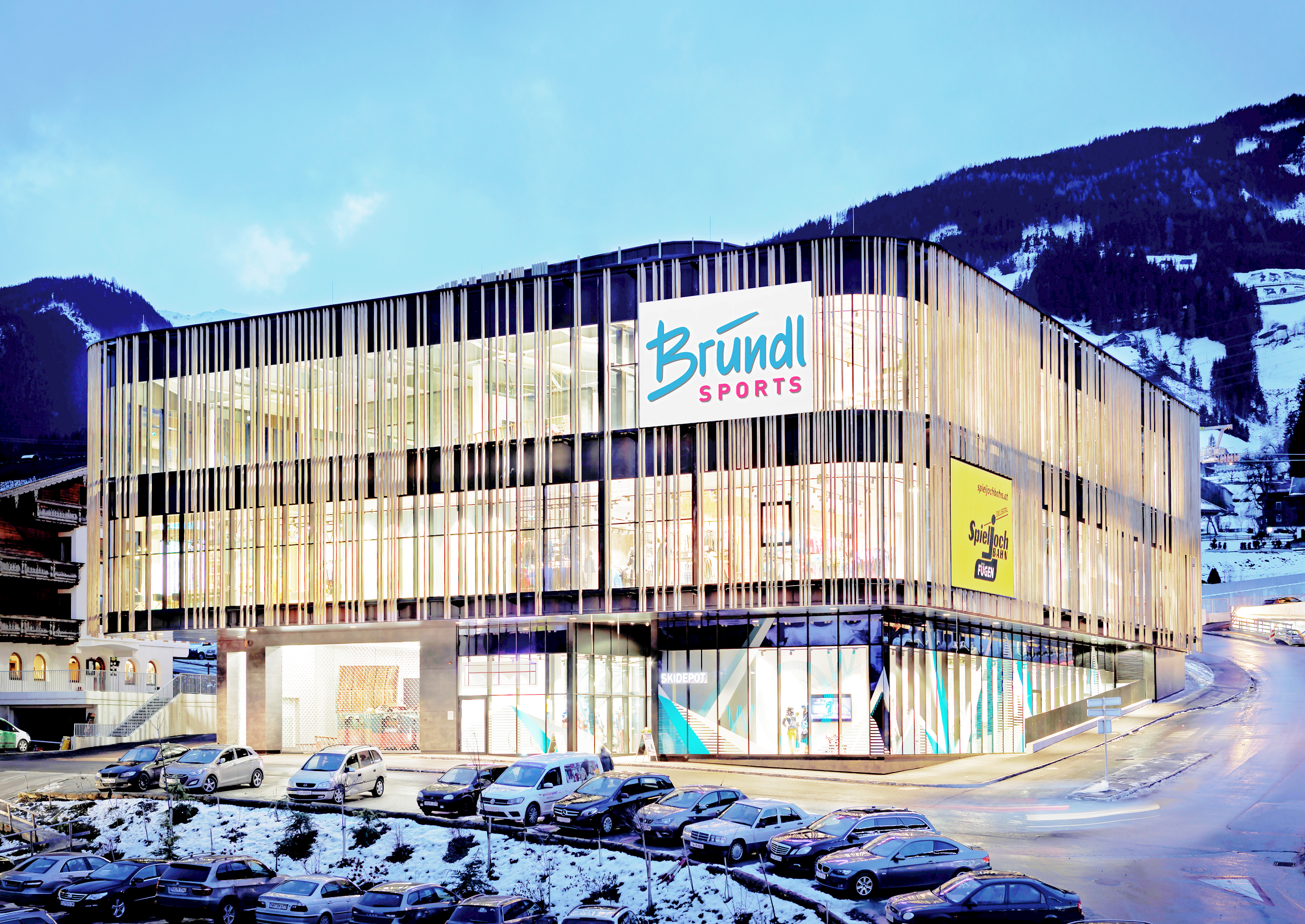 De buitenkant van Skiverhuur Bründl Sports Fügen Spieljochbahn Bottom Station.
