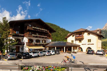 Facade typique de la Location de ski Sport Alfredo Corvara - Alta Badia.