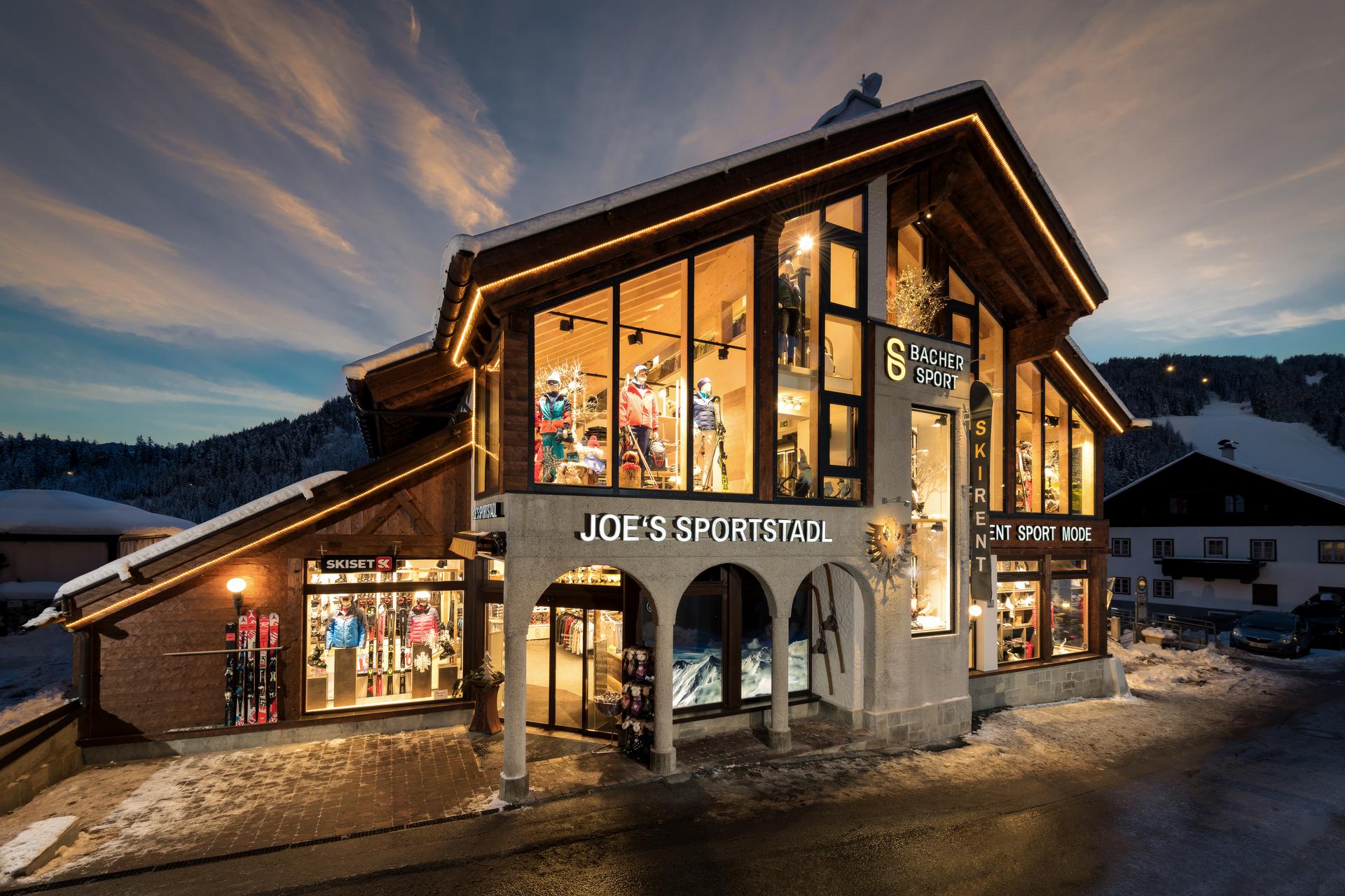 Außenansicht des Shops von Skiverleih Bacher Joe's Sportstadl Serfaus bei Nacht.