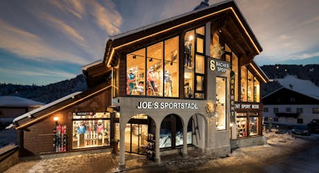 Außenansicht des Shops von Skiverleih Bacher Joe's Sportstadl Serfaus bei Nacht.