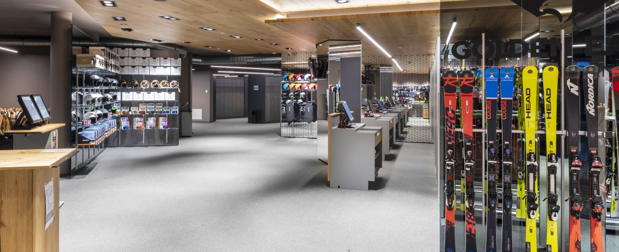 Das innere vom Shop Skiverleih Golden Eagle Rental Shop St. Kassian.