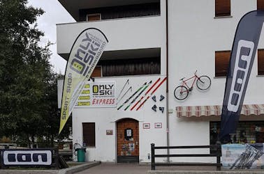 Das Geschäft des Skiverleihs Only Ski Express - La Thuile von außen.