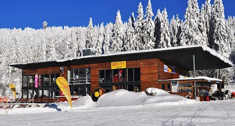 Das Geschäft des Skiverleihs ON SNOW Feldberg von außen.