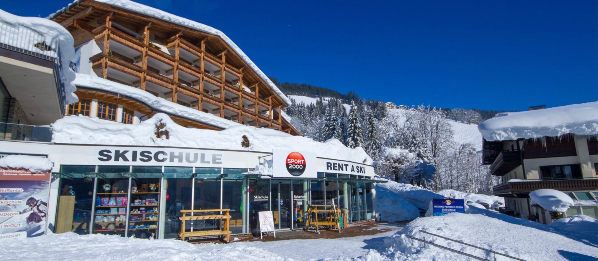 De winkel van Skiverhuur Sport 2000 Ski Mobil - Zell am See Schmittenhöhe in de winter.