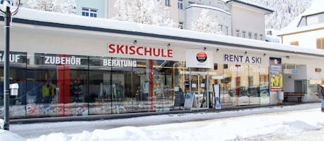 De buitenkant van de winkel van Skiverhuur Sport 2000 Ski Mobil - Zell am See cityXpress.