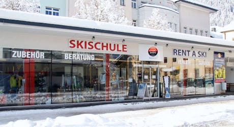 Der Shop von Skiverleih Sport 2000 Ski Mobil - Zell am See cityXpress von außen.