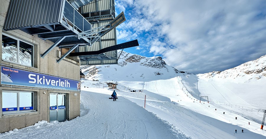 The outside of the Ski Rental Zugspitze.