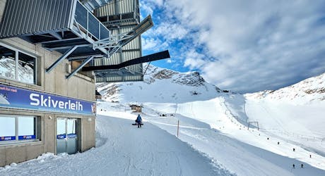 Das Geschäft des Skiverleihs Zugspitze von außen.
