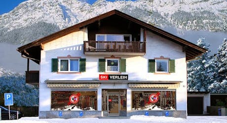 Das Geschäft des Skiverleihs Garmisch von außen.