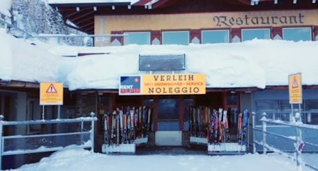 Das Geschäft des Skiverleih Rent Alpin Sand in Taufers - Speikboden von außen.