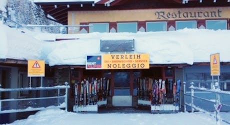 Das Geschäft des Skiverleih Rent Alpin Sand in Taufers - Speikboden von außen.