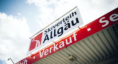 Schild von Skiverleih Allgäu in Fischen - Bolsterlang.