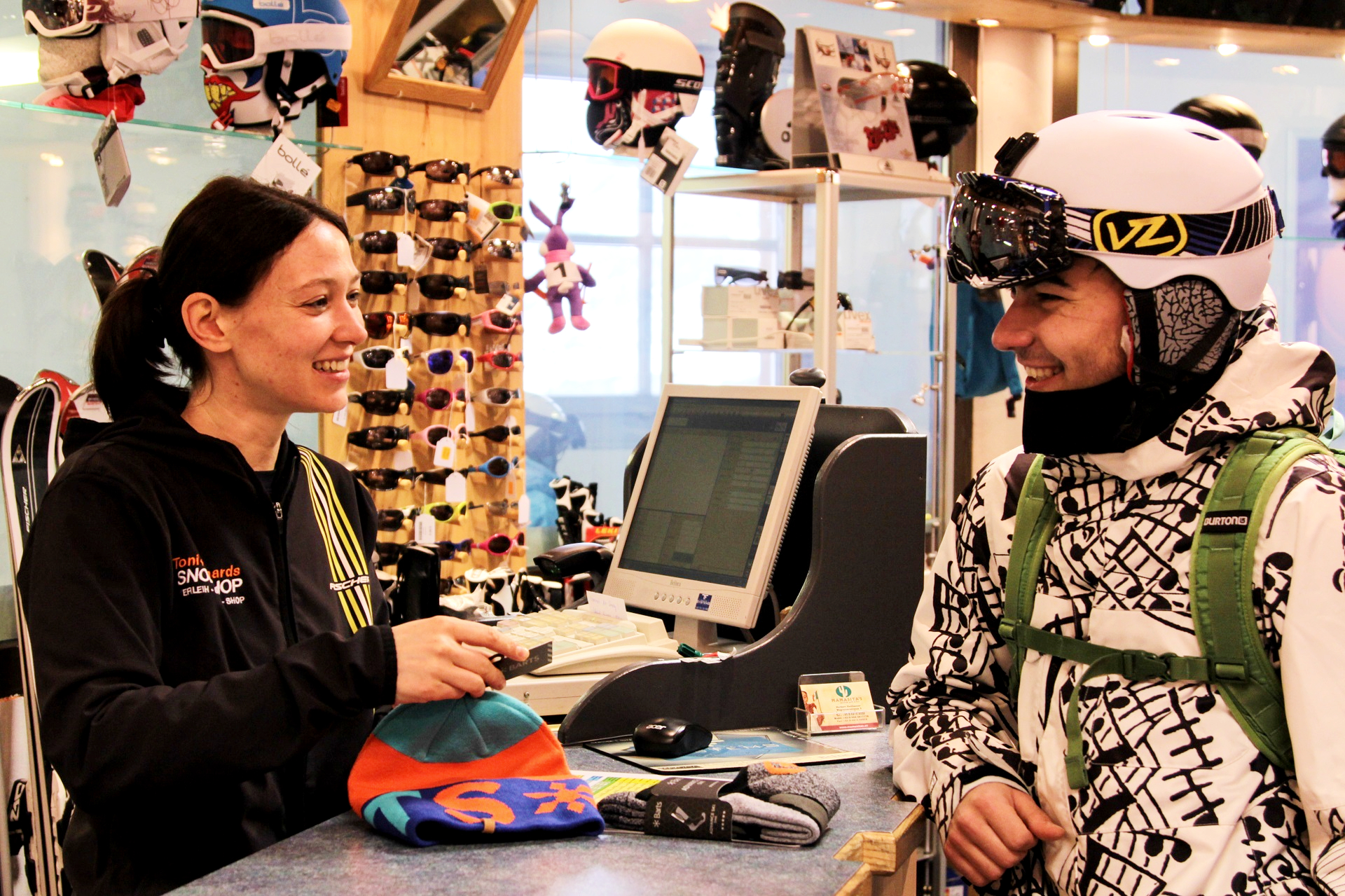 Das Geschäft des Skiverleihs Snowshop St. Johann Alpendorf von innen.