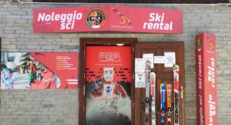 Picture of the Ski Rental Scuola Sci Pila shop from outside.