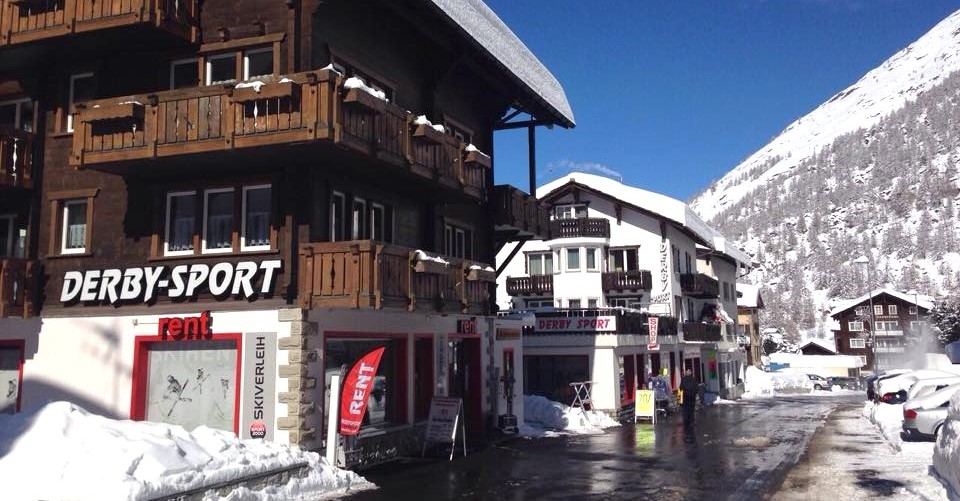 Das Geschäft des Skiverleih Derby-Sport Saas-Almagell von außen.
