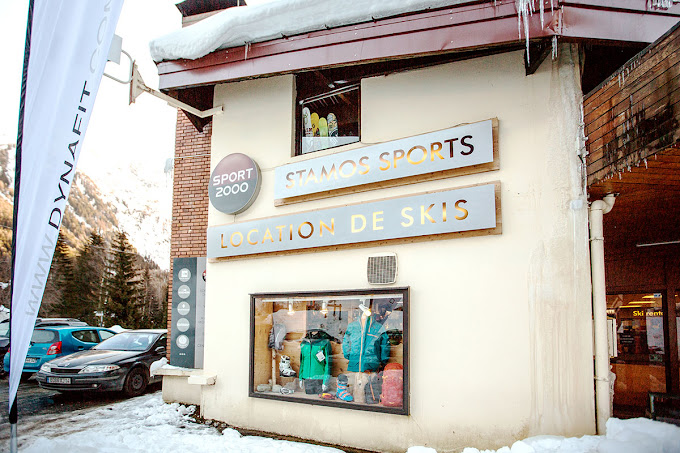 L'extérieur du magasin de location de ski Sport 2000 Stamos Sports Argentière