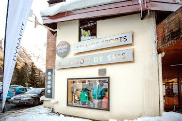 L'extérieur du magasin de location de ski Sport 2000 Stamos Sports Argentière