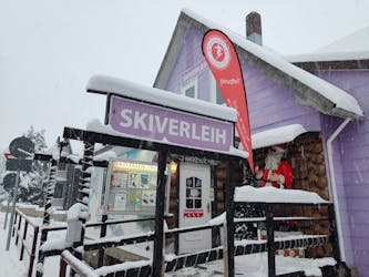 De winkel van skiverhuur Ewelt Braunlage gezien vanaf de buitenkant.