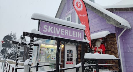De winkel van skiverhuur Ewelt Braunlage gezien vanaf de buitenkant.