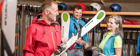 Medewerkers helpen hun klant de juiste ski's the vinden bij Skiverhuur Sport Stöckl Gaschurn-Partenen.