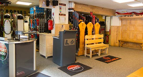 L'intérieur du magasin de location de ski Sport 2000 Quartz Sport Isola 2000.