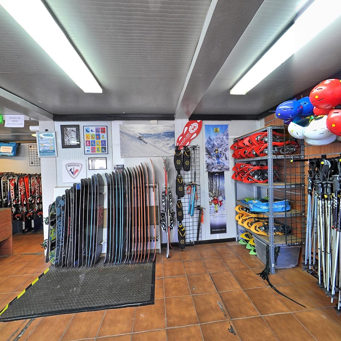 The inside of Ski Rental El Alquiler de Biescas Panticosa.