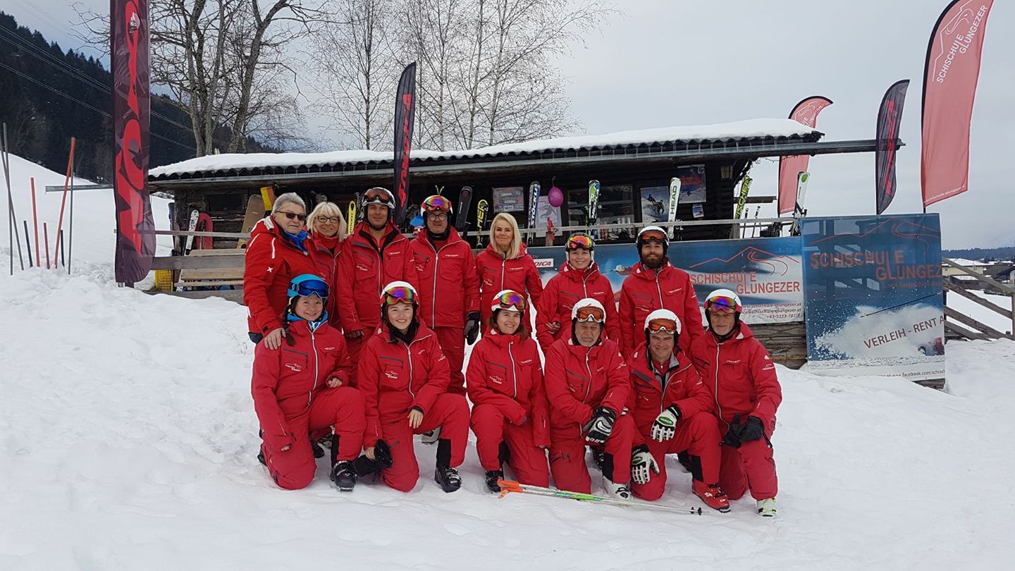 Das Team des Skiverleihs Skischule Glungezer - Tulfes vor dem Ski Verleih.