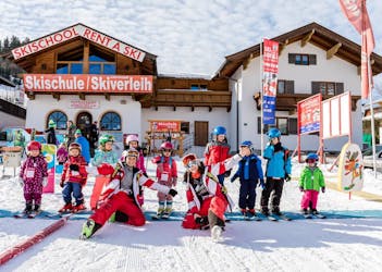 Team members with their students in front of Ski Rental & School Ellmau Hartkaiser.