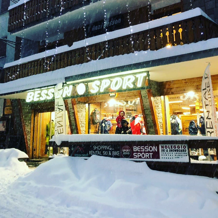 External view of the Besson Sport Ski Rental Sauze d'Oulx shop.