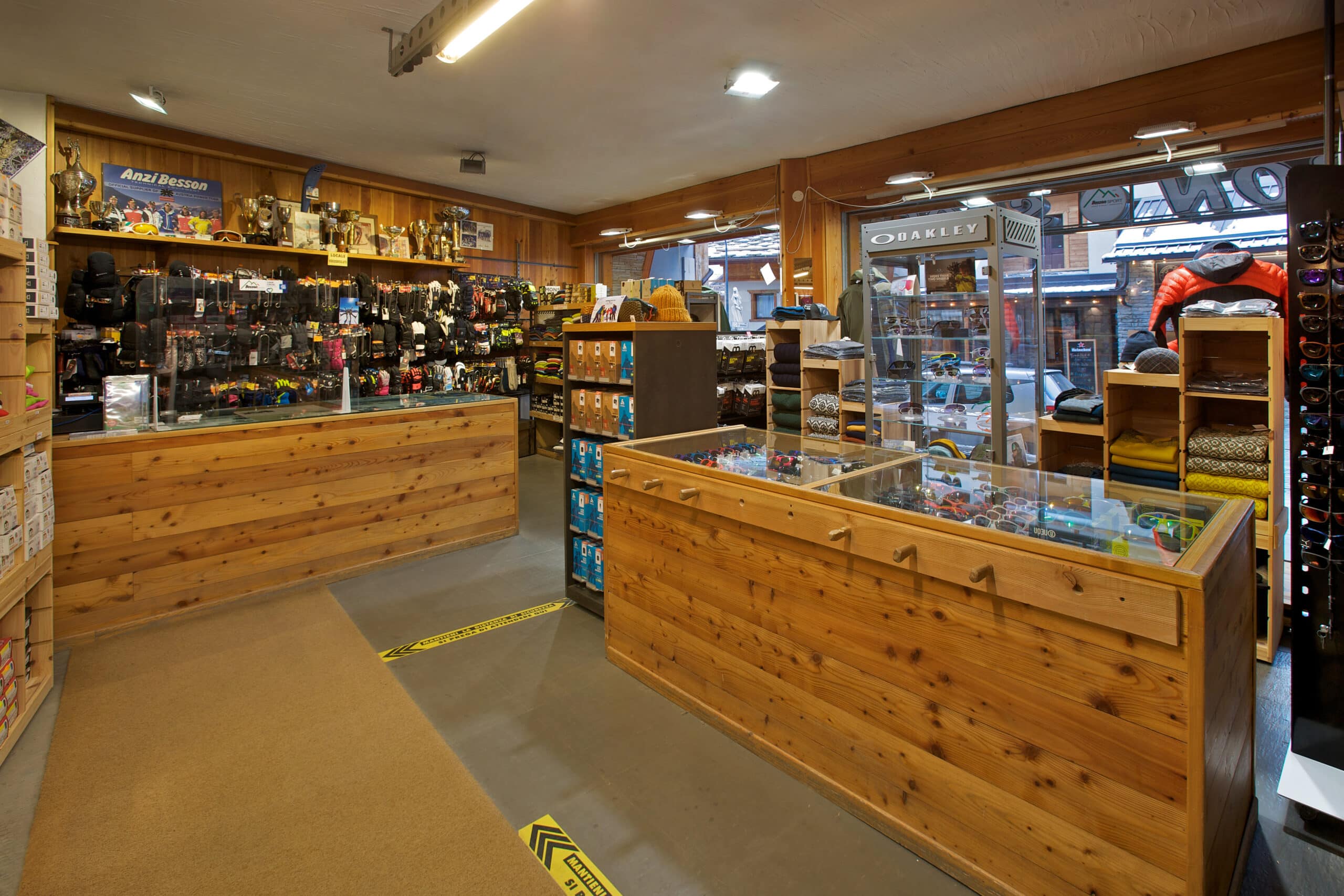 Foto dell'interno del Noleggio Sci Besson Sport San Sicario.
