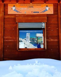 Il Noleggio sci Escola d'Esquí i Snow L'Orri visto dall'esterno.