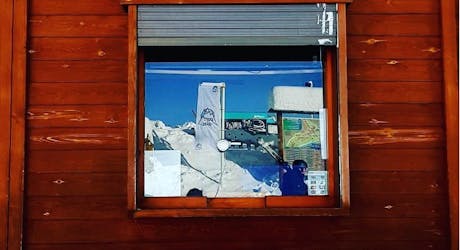 El Alquiler de esquís Escola d'Esquí i Snow L'Orri desde el exterior.