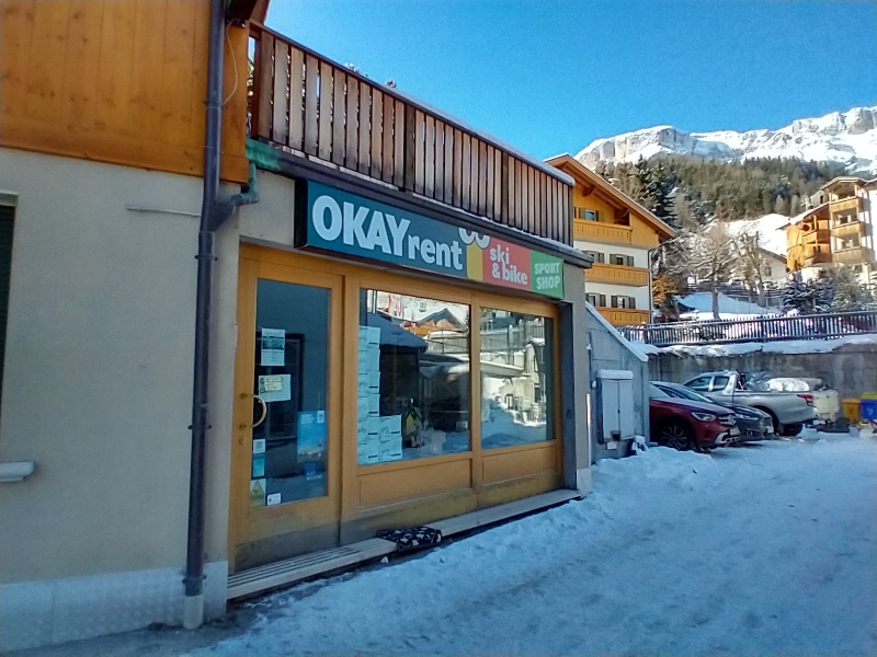 Il noleggio sci OKAY Rent Arabba visto dall'esterno.
