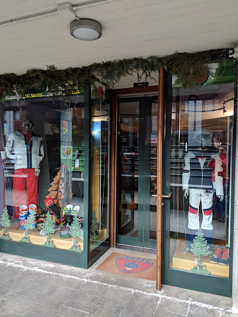 Front view of the Rossignol Bardonecchia Center shop window displaying skis, snowboards, and winter equipment.