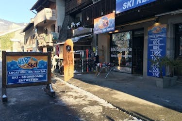 Outside the shop of Ski Rental 100 % Ski Samoëns.
