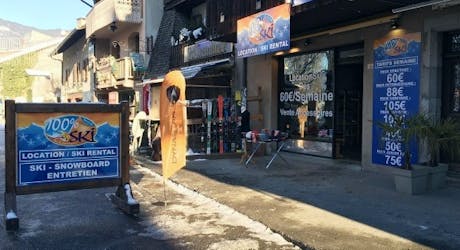 Outside the shop of Ski Rental 100 % Ski Samoëns.
