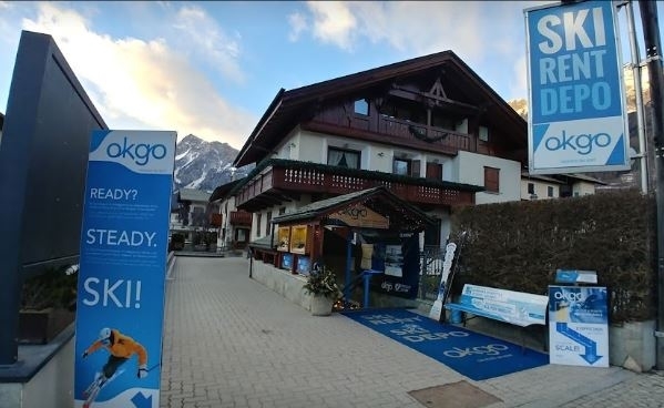 L'interno del negozio di noleggio sci Okgo Ski Rent Bormio.
