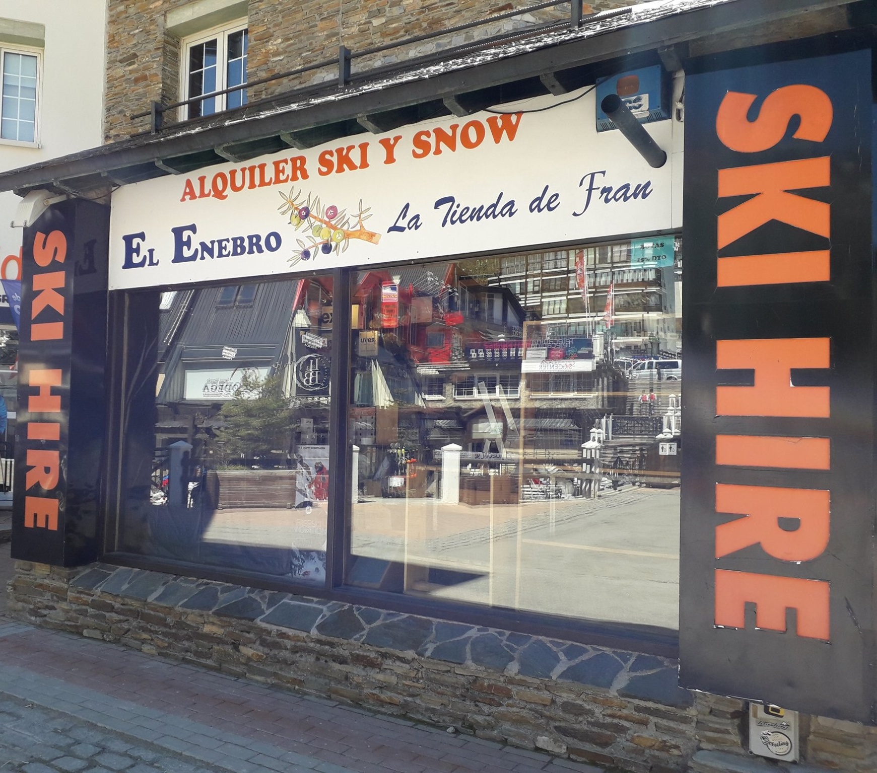 Shop from outside of Ski Rental El Enebro, la tienda de Fran.