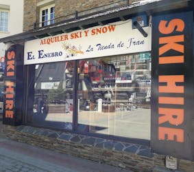 Ansicht von außen bei Winter von Skiverleih El Enebro, la tienda de Fran.