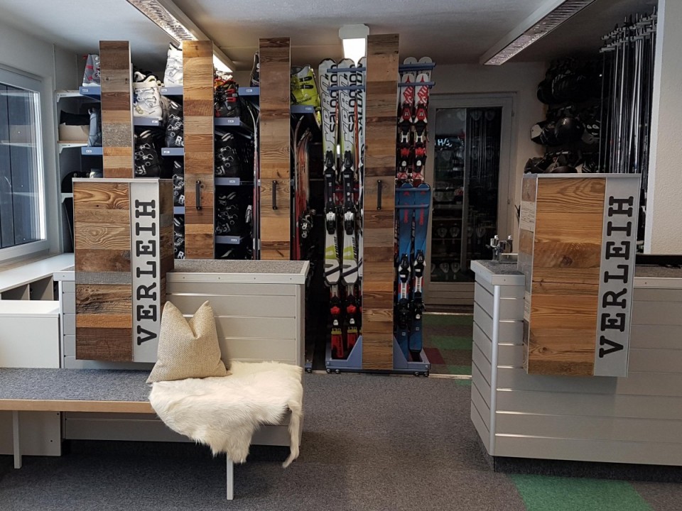 Der Innenbereich des Skiverleihs 1. Skischule Club Alpin.