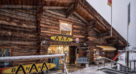 Le magasin de location de ski Bananas Ski- & Snowboard Center à Arosa.