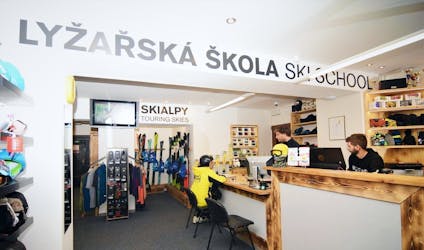 De binnenkant van de skiverhuur winkel Yellow Point Špindlerův Mlýn.
