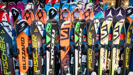 Ski's die beschikbaar zijn in Outdoor Interlaken Skiverhuur.