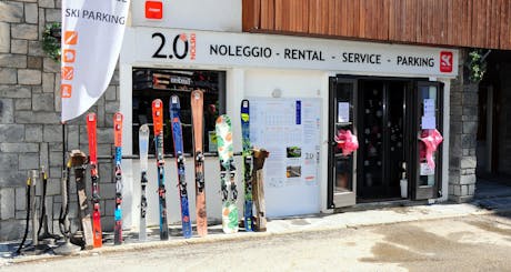 Foto del exterior de la tienda de alquiler de esquís Nol-Ski 2.0 Cervinia.