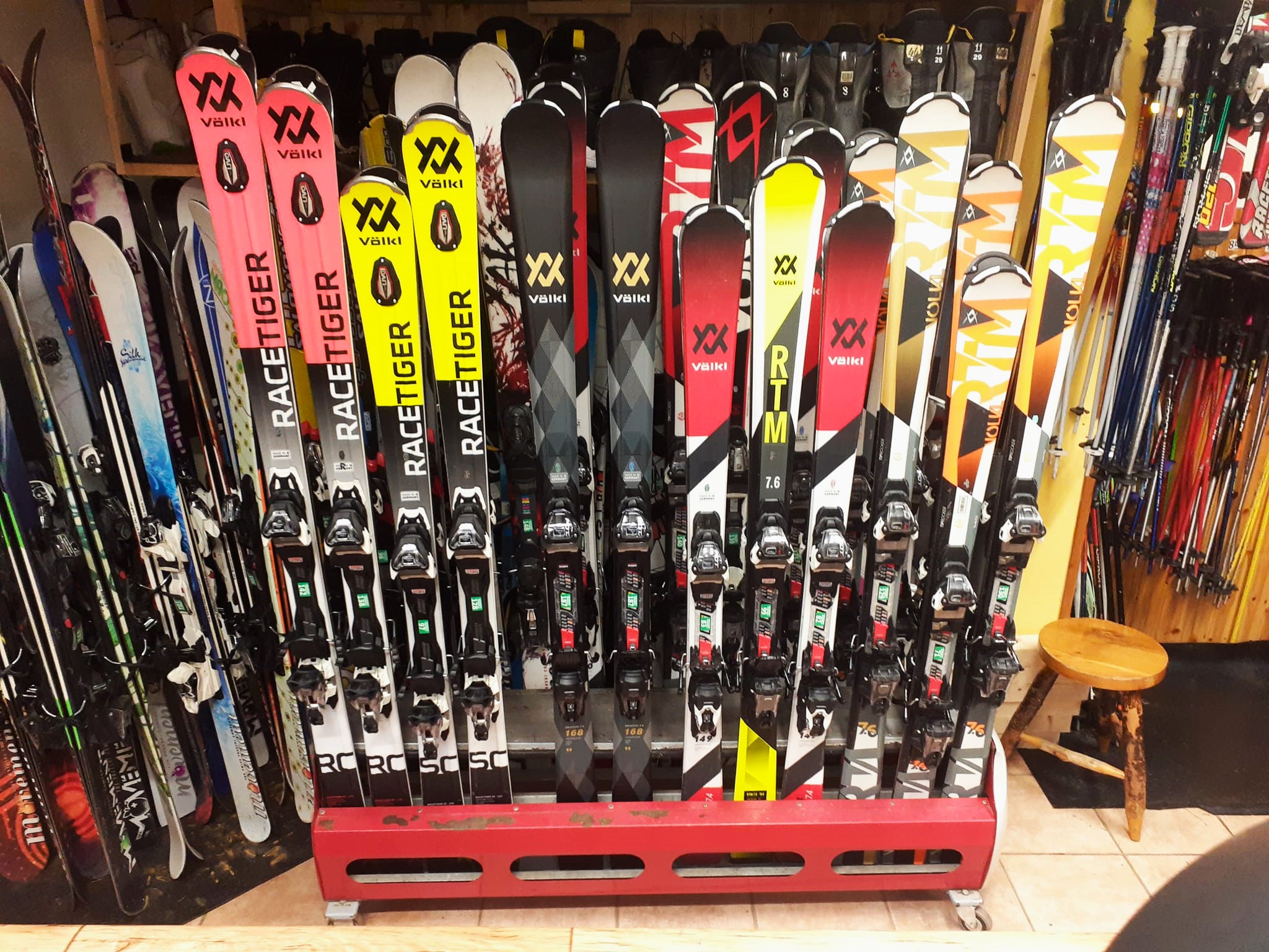 Interno del Noleggio Sci Toninelli Monte Pora.