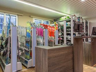 L'intérieur du magasin de location de ski One Way Sports Shop Crans-Montana.