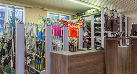 L'intérieur du magasin de location de ski One Way Sports Shop Crans-Montana.